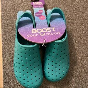 Totes SolBounce Kids Water Shoes. 11-12T. Machine Washable. NWT